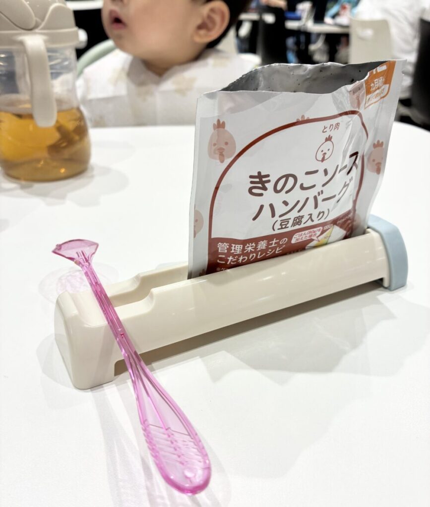 実際にフードコートで使用しているパウチスタンドの様子