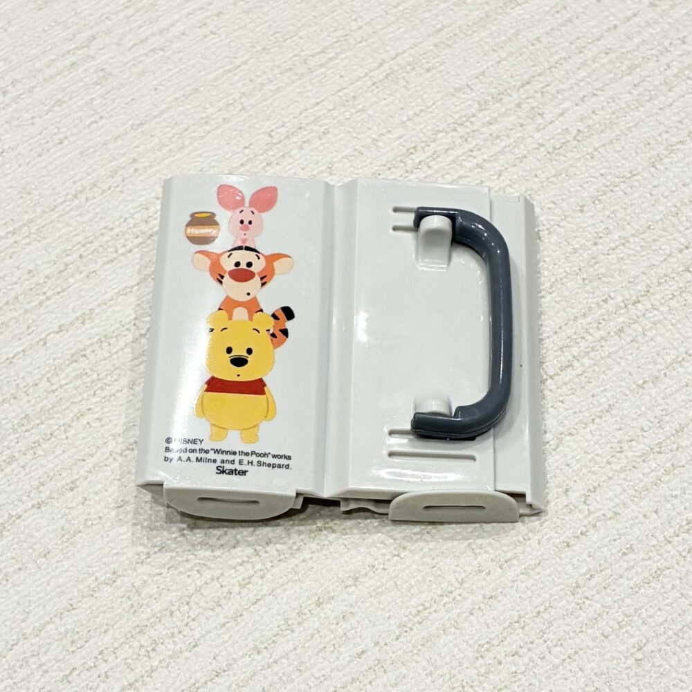 使わない時に薄くフラットに折りたたんだ紙パックホルダー