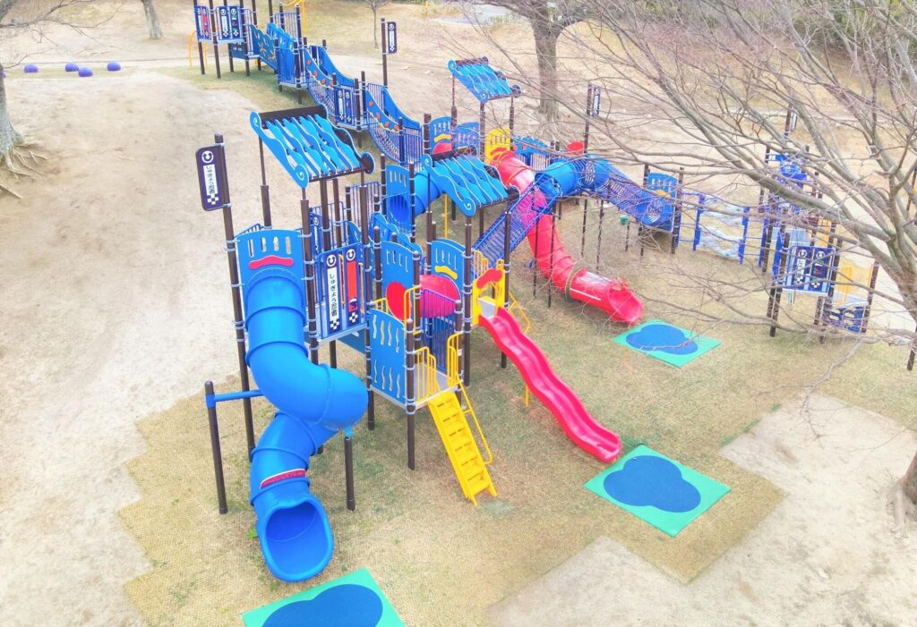 於大公園の忍者がテーマの巨大遊具