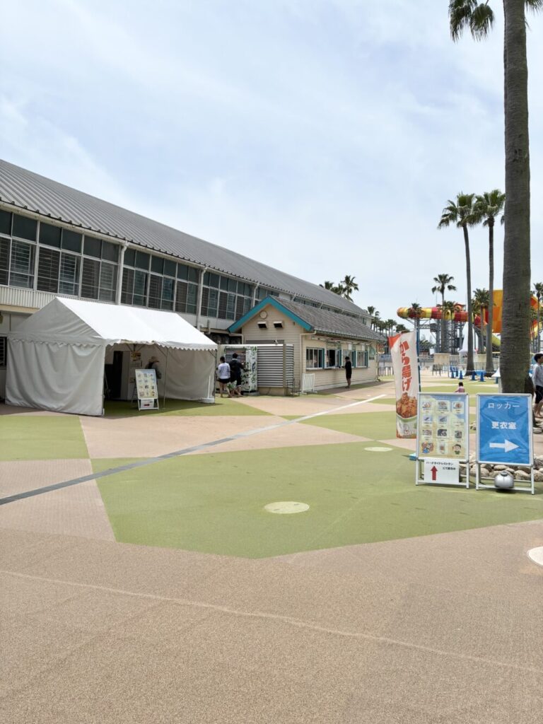 ナガシマジャンボ海水プールの軽食販売エリアの様子