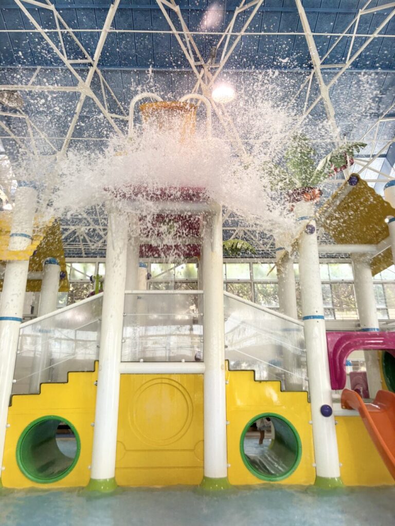 ナガシマスパキッズ 大きなバケツから水が落ちる遊び場